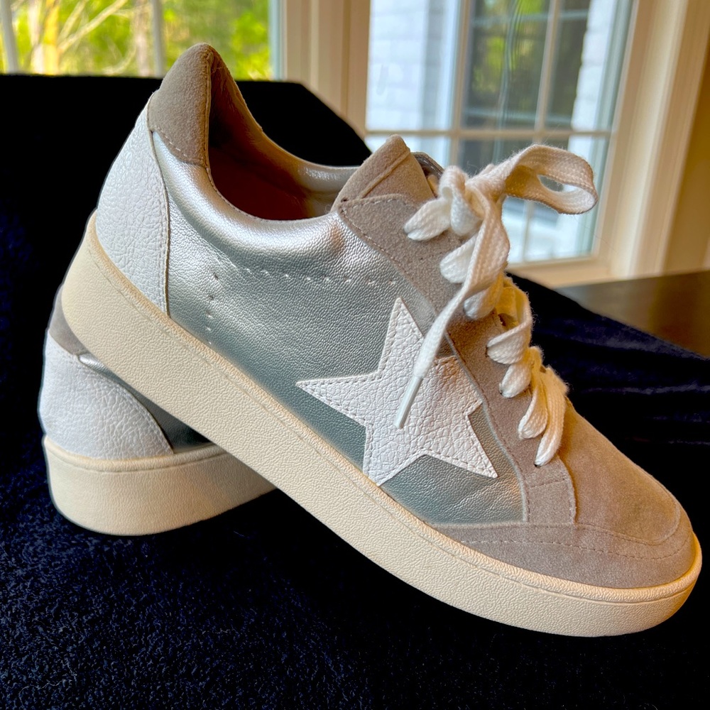 White Raven silver sneakers. Women’s size 8.